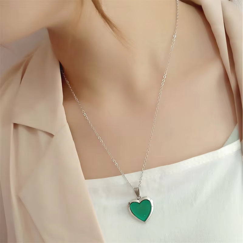 Color-Changing Heart Locket Necklace – Temperature Control Photo Pendant